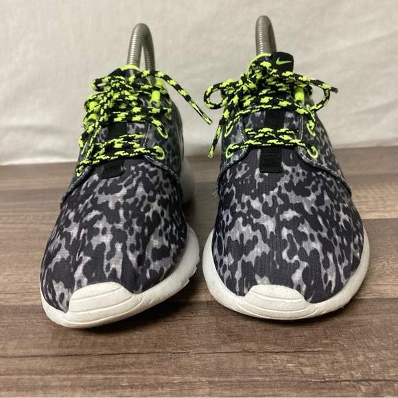 Nike Roshe Run Women’s Black and Gray Sneakers  Camouflage Design neón Yellow 5 - Picture 4 of 13